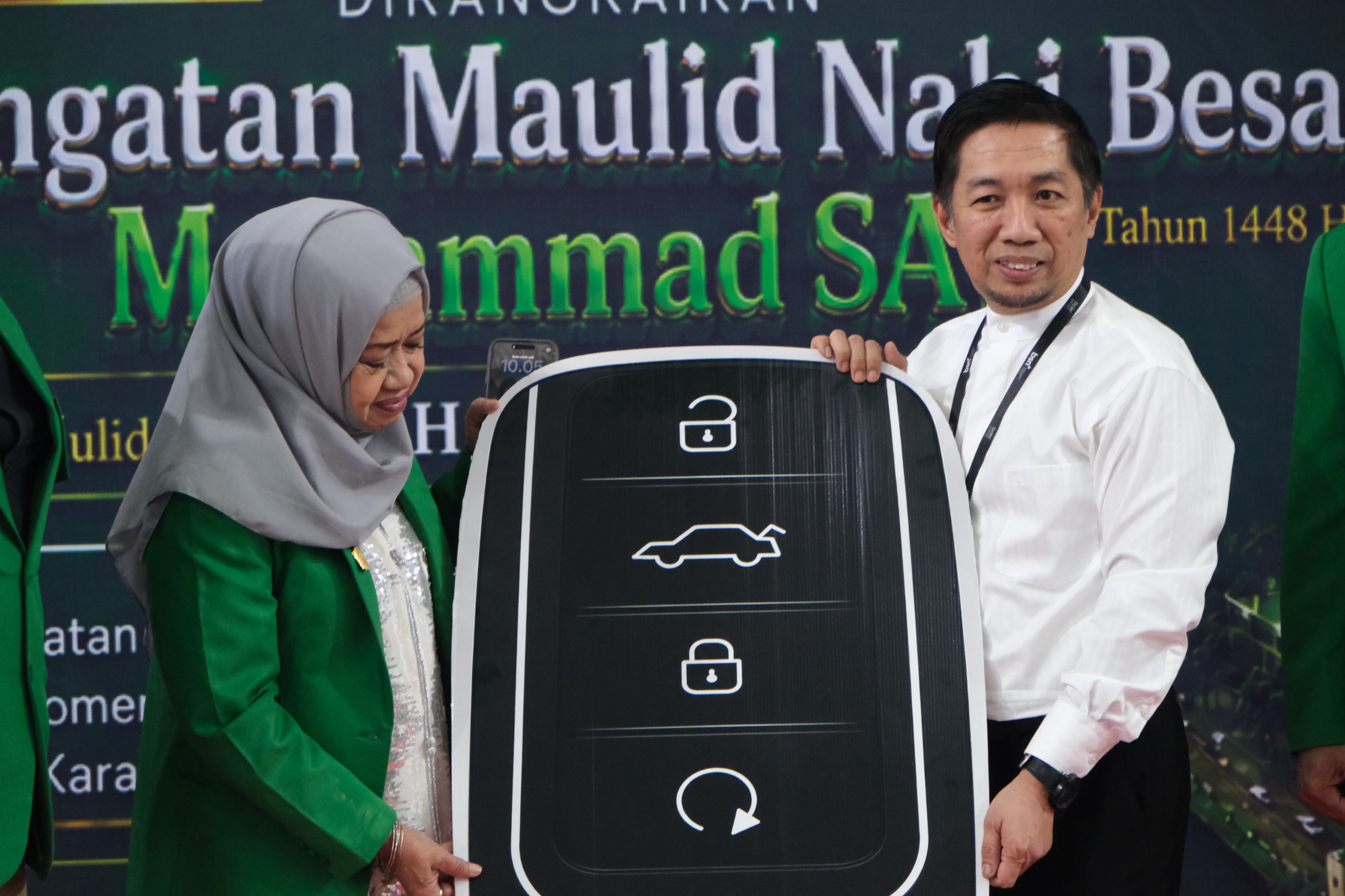 Penyerahan 9 unit mobil dari BSN ke Yayasan Wakaf UMI