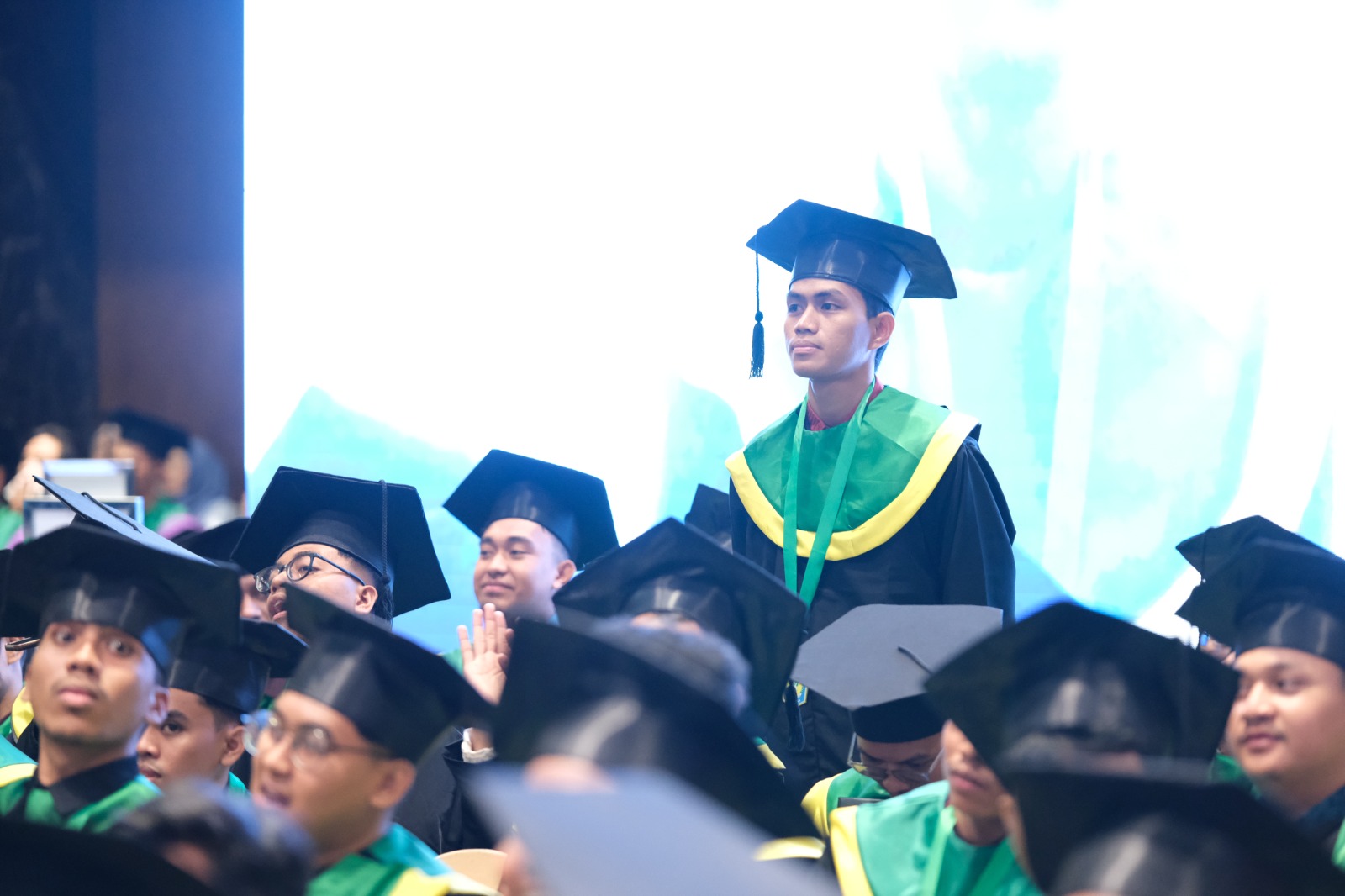 Ditinggal Duka, Ekonomi Pas-pasan: Parabayu Tetap Rampungkan Kuliah di UMI dengan 30 Juz di Dada