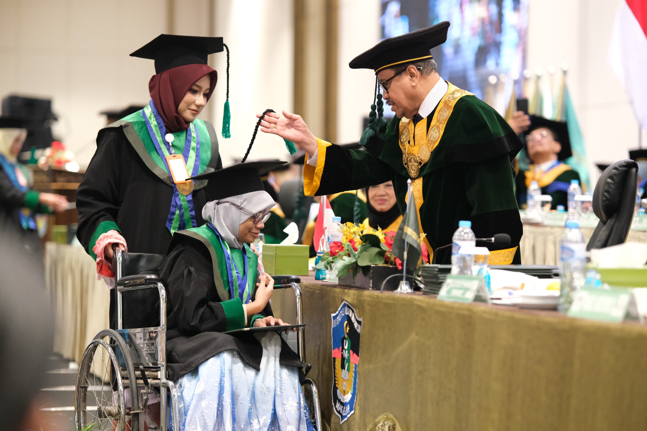 Gemuruh Tepuk Tangan untuk Dwi: Merengkuh Gelar Magister dari Kursi Roda
