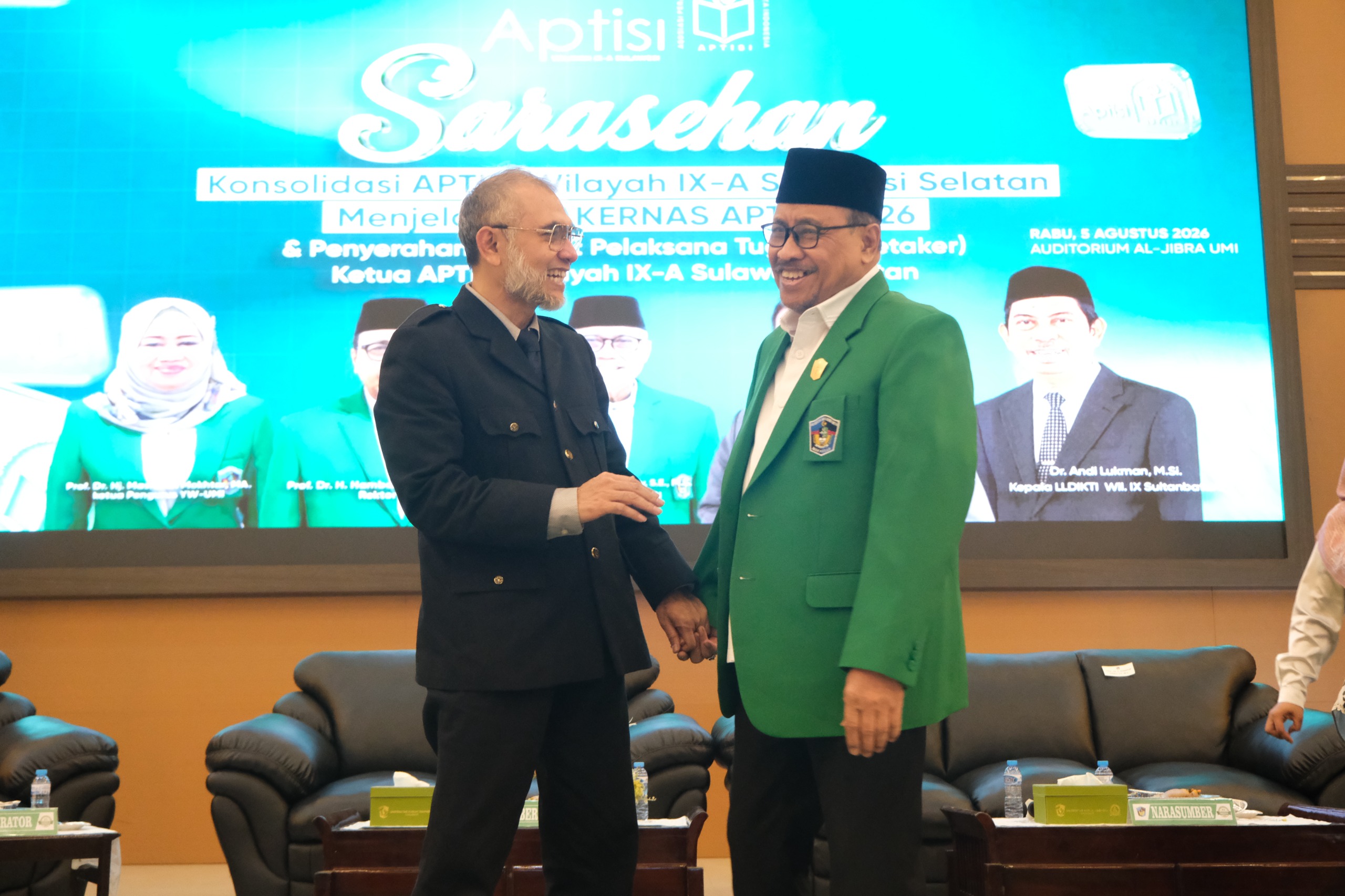 Ketua Umum APTISI Dr Budi Djatmiko bersama Rektor UMI Prof Hambali Thalib, di Sarasehan APTISI IX-A