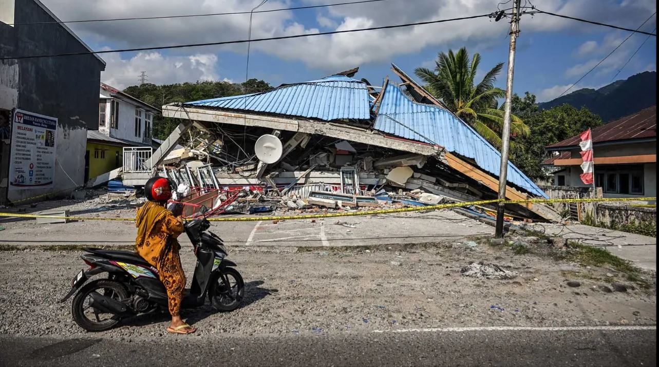 Bangunan yang runtuh pascagempa berkekuatan magnitudo 7,7 di Borong, Manggarai Timur, Nusa Tenggara Timur, Minggu, 16 Agustus 2026. (AFP/ Juni Kriswanto)